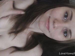 Брюнетка снимает на телефон, как она ласкает себя между ног