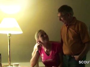 Старый преподаватель перепихнулся с пышногрудой студенткой