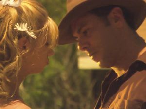 Ковбой выебал блондинку во дворе ранчо