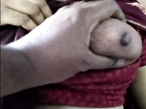 Бойфренд тискает мягкие сиськи индуски