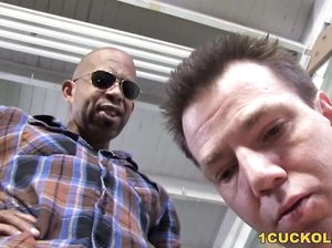 Муж переоделся в белье жены и смотрит как ее ебет другой