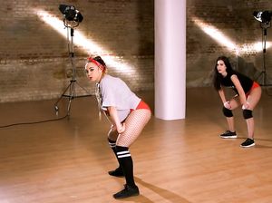 Девка с красивой попой показывает мастер класс по бути дэнсу