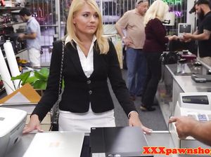 Офисная крошка вынуждена перепихнуться с владельцем ломбарда