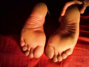 Муж делает своей жене расслабляющий массаж ступней