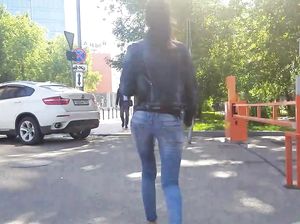 Упругую попку брюнетки снимают скрытой камерой на улице