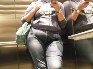 Скрытая съемка большой задницы, направляющейся в офис