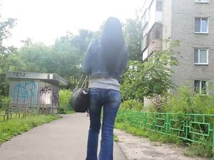 Чувак снимает на телефон красивую задницу незнакомки