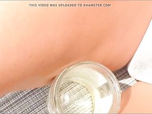 Куколка поливает киску маслом, загорая на заднем дворе