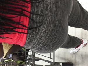 Задницу милфы фетишист снимает скрытой камерой в магазине