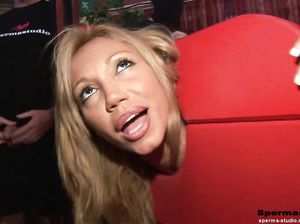 Толпа мужиков в масках пердолят шалаву в колодках