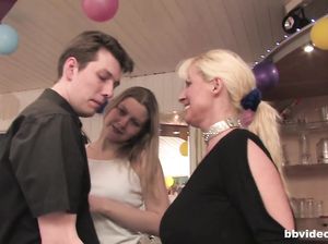 Хитрый паренек оттрахал сразу свою супругу и тещу