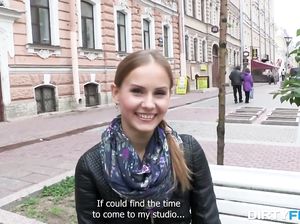 Крошка с улицы трахается с пикапером за деньги