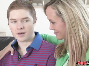 Развратная мать обучает дочь сексу