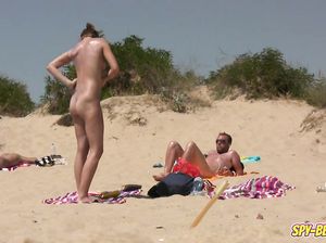 Дрочер снимает красивую пилотку нудистки на пляже