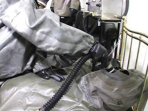 Извращенцы в защитных костюмах трахаются