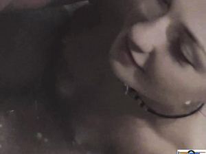 Пара принимая душ занимается анальным сексом