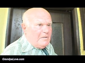 Старый дед отымел свою юную внучку блондинку