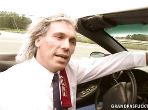 Богатый старикан выебал на обочине молодую жену