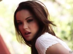 Эротическое соло сексуальной девчонки под душем