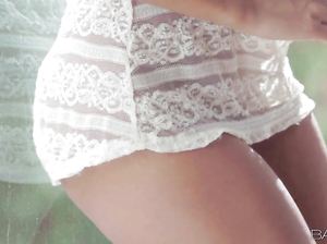 Возбуждающее соло от знойно брюнетки с красивым телом