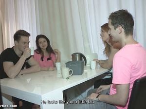 Двух русских студенток жарят раком на съёмной хате