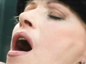 Богатая старуха заставила молодого охранника выебать ее