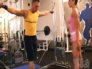 Спортивная брюнетка отсосала у тренера в качалке