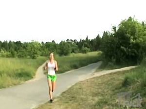 Стройная блондинка трахается на улице с накачанным незнакомцем