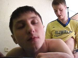 Молодые русские педики страстно целуются и трахаются в жопу