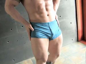 Бодибилдер гомосек демонстрирует здоровые мускулы и дрочит хуй