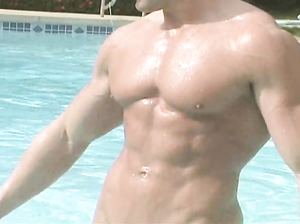 Накаченный гей плавает в бассейне голым, а затем позирует и дрочит хуй