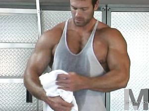 Культурист гей занимается в спортзале, а затем дрочит хуй