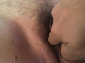 Муж снимает волосатую киску своей пухлой жены