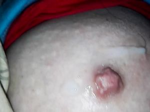 Камшот на возбужденные соски девушки