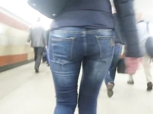 Парень преследует в метро девушку с красивой попой