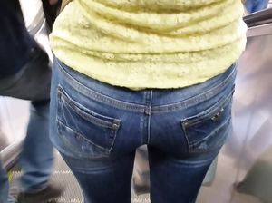Скрытая съемка сочной задницы молодой девки в джинсах