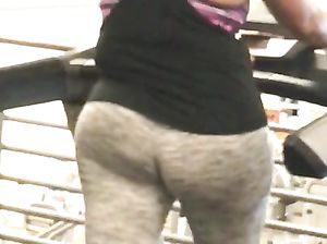 Чувак скрытно снимает дрожащую попочку на беговой дорожке