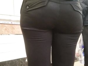 Дрочер снимает на камеру мобилы попку красивой милфы