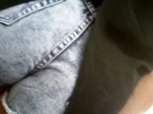 Задницу девки в коротких шортах снимают скрытой камерой