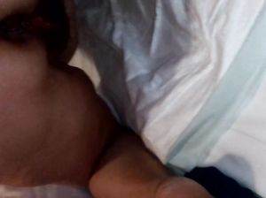 Тетка с волосатой писькой сама себя трахает