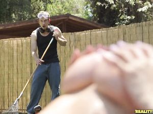 Молодой уборщик выебал грудастую милфу у нее на заднем дворе