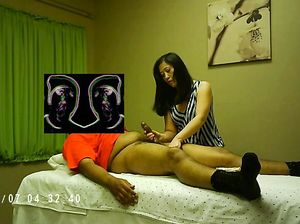 Юлия дрочит мужику его возбужденный фаллос и тот кончает