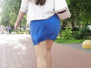 Видеонаблюдение за красивой задницей в синей юбке