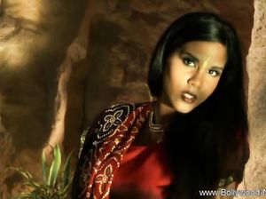 Страстный танец горячей индийской красавицы