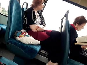 Кто-то тайком снимает красивые ножки зрелой тетки в маршрутке