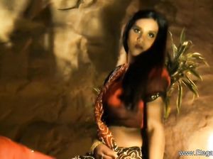 Эротический танец любви от сладкой индуски