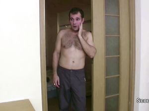 Пойманная на мастурбации девка трахается с отчимом