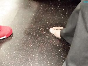 Чувак снимает на мобилу красивые пальцы ног прохожих телок