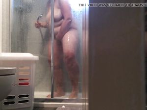 Скрытая камера сняла жирную телку в душевой кабинке