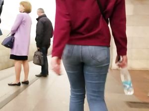 Паренек следует за красивой незнакомкой с аппетитной попой